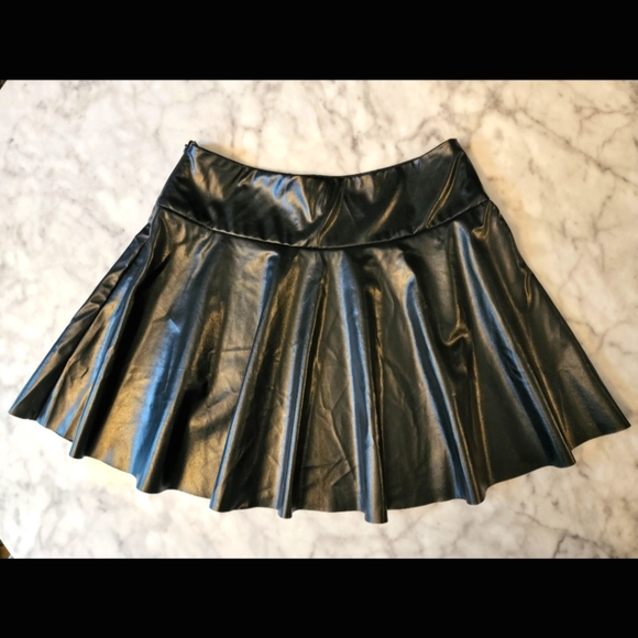 BLACK Faux Leather Mini Skirt. Size L. SHEIN - Picture 2 of 3